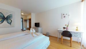 马里勒格兰德都格兰德 - 普瑞酒店的一间卧室配有一张床和一张桌子及椅子