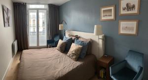 里尔Paddy's Place的一间卧室配有一张蓝色墙壁的床和一扇窗户
