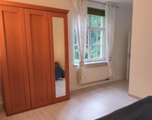 BielatalFerienwohnung Sächsische Schweiz的一间设有木门和窗户的客房