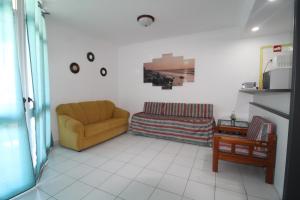 波尔蒂芒ApartamentoSolPraia - VilaRosa的客厅配有沙发和椅子