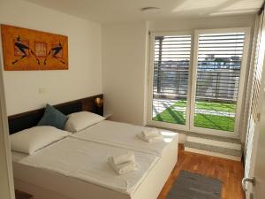 科佩尔Apartment Polonia的一间卧室设有一张床和一个大窗户