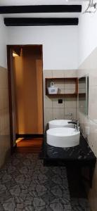 达累斯萨拉姆客及及海滩度假酒店的浴室配有盥洗盆和浴缸。