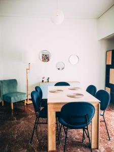 哈尔基斯Explore Greece from Colorful City Centre Apartment的一间带桌椅的用餐室
