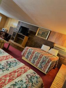 MadillMadill Inn的酒店客房设有两张床和一台平面电视。