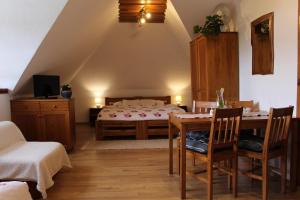 赫拉布斯普里瓦贝娅塔民宿的卧室配有一张床和一张桌子及椅子