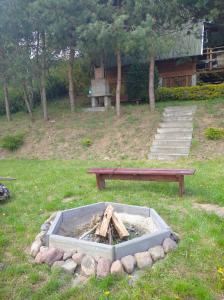 Wielki GłęboczekDomek nad jeziorem的火坑,野餐桌和长凳