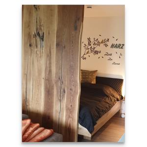 阿尔特瑙Harz Zeit的一间卧室设有木墙,里面饲养着鸟儿