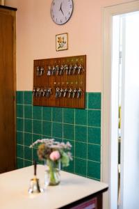 哈尔斯格Hotel Inger的浴室设有绿色瓷砖墙和时钟