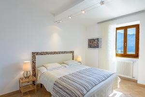 赫拉弗多纳Casa Artis的白色的卧室设有床和窗户
