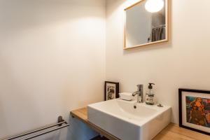 卡斯泰尔诺勒莱La chambre de Laura的浴室设有白色水槽和镜子