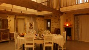TroncensClos du Gaja près de Jazz in Marciac的用餐室配有白色的桌子和白色的椅子