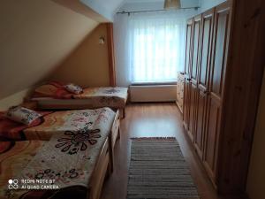 Sopotnia WielkaNoclegi na Wzgórzu Sopotnia Wielka的小房间设有两张床和窗户