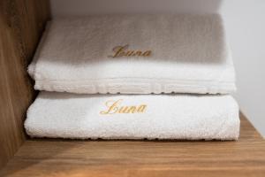 德瓦Luna的一张桌子上堆着的毛巾