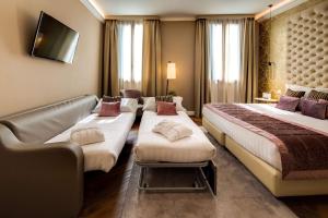 威尼斯CHC洲际BW精选酒店的酒店客房,设有两张床和一张沙发