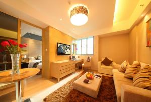 南京南京凯铂精品酒店的带沙发和桌子的客厅以及卧室
