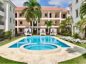 蓬塔卡纳Punta Cana Seven Beaches的大楼前的游泳池