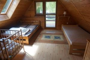 科帕利诺Osada Sosnowa的小木屋内带两张床的房间