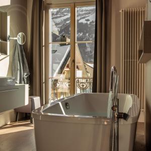 英格堡Bellevue-Terminus - Urban Lifestyle Hotel的带浴缸的浴室和大窗户