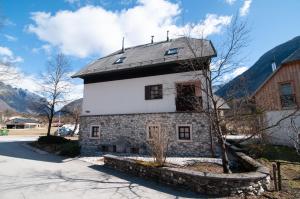 博维茨Guest house Vila Korošec的一座石头建筑,上面有屋顶