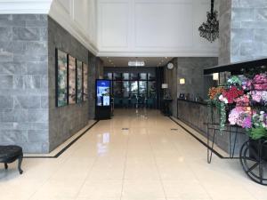 雅加达Ashley Sabang Jakarta的走廊,带花的大堂