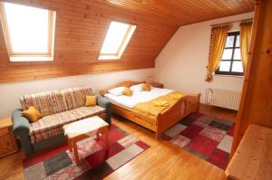 博维茨Guest house Vila Korošec的一间卧室配有一张床和一个沙发