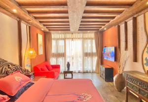丽江Old Story Inn Lijiang Old Town的客厅配有红色沙发和红色椅子