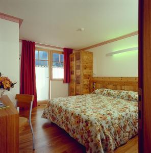 摩德纳迪-坎皮格里奥理想酒店的一间卧室设有一张床和一个窗口