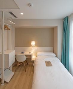 阿利坎特La Lonja的一间小卧室,配有一张床和一张书桌