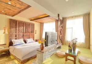 丽江Old Story Inn Lijiang Old Town的一间卧室配有一张大床和电视