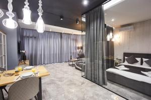 敖德萨Gagarin Plaza Luxury Sea View Apartments的酒店客房 - 带一张床和用餐室