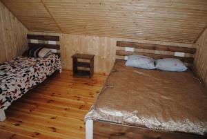 斯维季亚济Сімейний куточок的小木屋内带两张床的房间