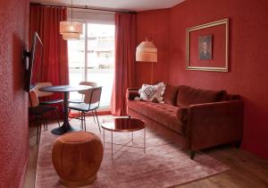 巴塞罗那Isabella's House的客厅配有沙发和桌子