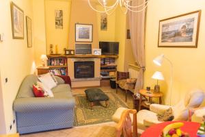 贝拉吉奥Casa Bellagina的带沙发和壁炉的客厅