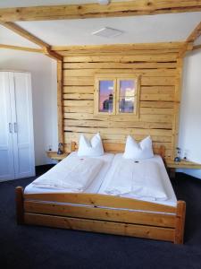 温特贝格“多福科拉格”旅馆的木墙客房内的一张大床