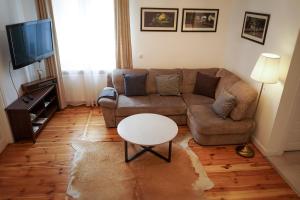 海乌姆Stylowy Apartament w Kamienicy的客厅配有沙发和桌子