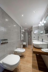 圣文森特艾琳娜酒店的浴室设有2个水槽和2个卫生间