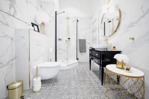 克拉科夫Apartament Golden Place的带浴缸、卫生间和盥洗盆的浴室