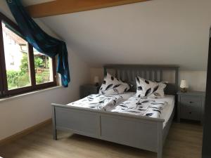 巴特尚道Ferienwohnungen Herrmann的卧室内的一张带白色床单和枕头的床