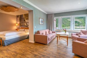 圣戈阿尔朗斯克纳葡萄酒酒店的酒店客房,配有床和沙发