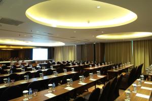 塞尔蓬塞尔彭瑟尔滨海酒店 的大型会议室,配有桌椅