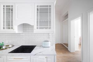 克拉科夫Apartament Golden Place的白色的厨房配有白色橱柜和水槽