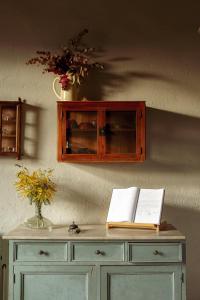 RellinarsMasia CasaJoana Rural的桌子上装有两本书的橱柜