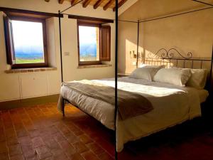 特雷宽达Agriturismo Sole的一间卧室设有一张床和两个窗户。
