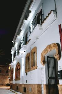萨阿拉德洛斯阿图内斯Hotel Avenida Playa的一座白色的建筑,设有大门和拱门