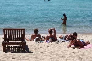 涛岛蓝钻度假酒店的一群人躺在沙滩上
