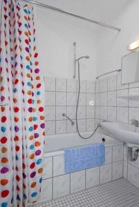 贝塞尔Ferienhaus Nordwind的浴室配有淋浴帘和盥洗盆。