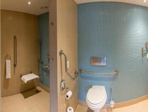 肯普顿帕克美特科特王宫酒店的一间带卫生间和淋浴的浴室