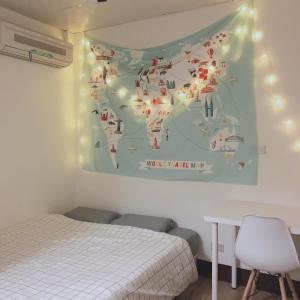 新竹Tourism B&B的墙上有一张世界地图的卧室