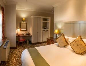 伯利恒边疆皮尔蒙特米特库尔特酒店，伯利恒的酒店客房设有一张大床和一张书桌。