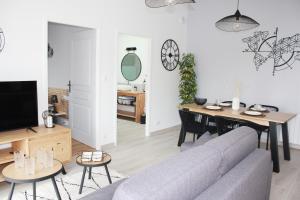 Andilly-les-MaraisAux Quereux de Bel Air的带沙发的客厅和用餐室